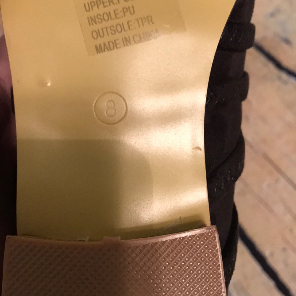 NWOB strap front point toe shoes - Picture 7 of 8